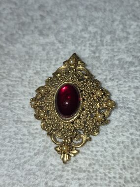 Unsigned Vintage Pt9Gold Filigree Brooch Deep Red Cabochon & Fauz Pearls